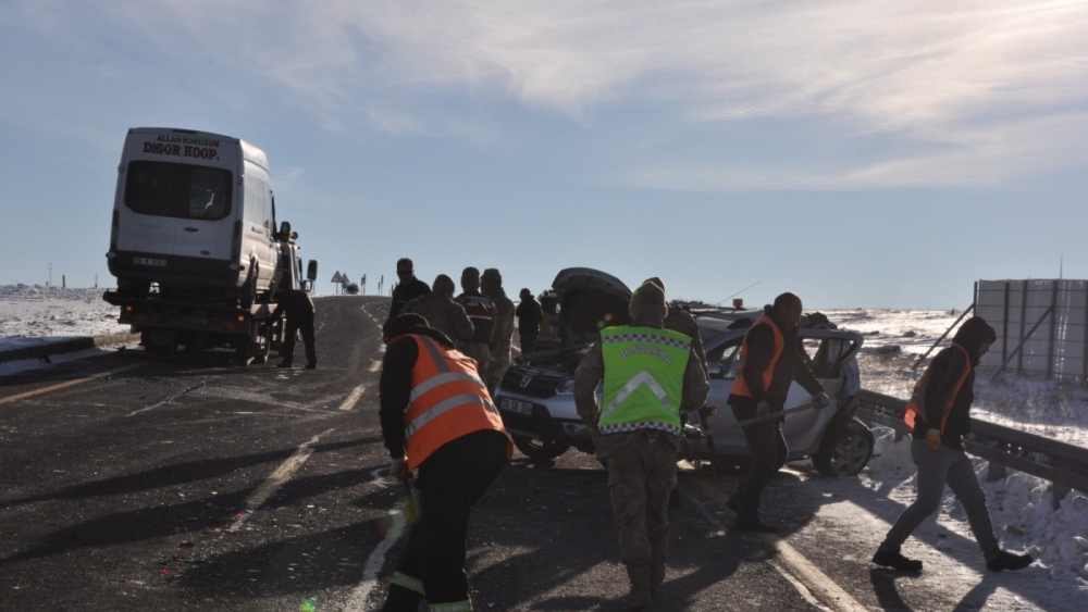 Kars'ta Öğretmen Servisi Kaza Yaptı: 14 Yaralı